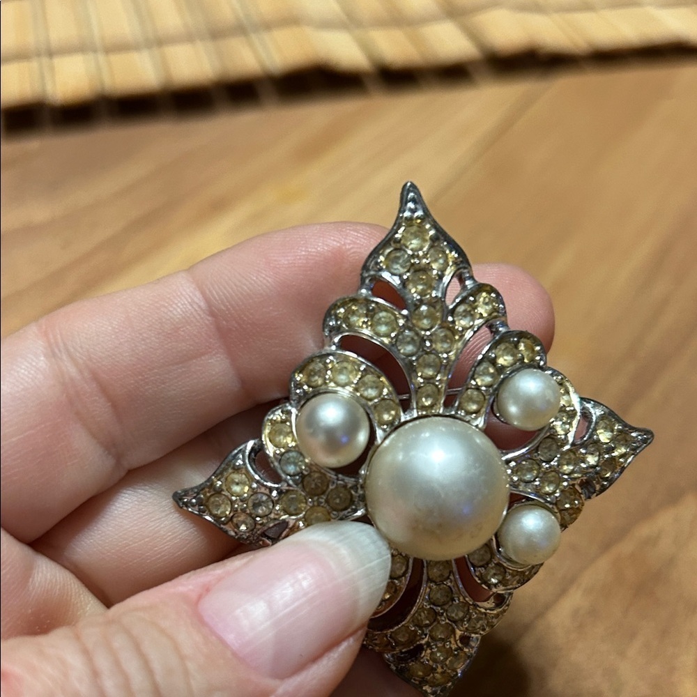 Sarah Coventry Silvertone Rhinestone Faux Pearl Large Diamond Brooch Pin Vintage - Picture 5 of 6